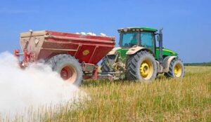 آهک پاشی زمین کشاورزی